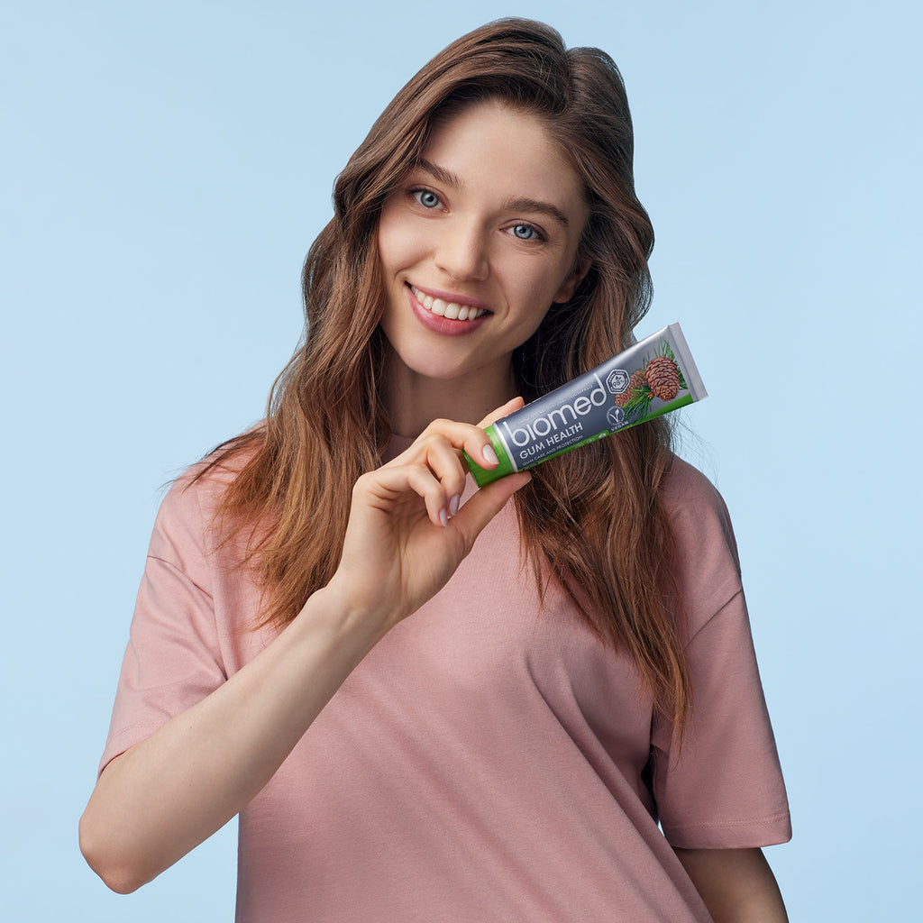 Pasta dental Biomed Gum Health con piñas de cedro lifestyle